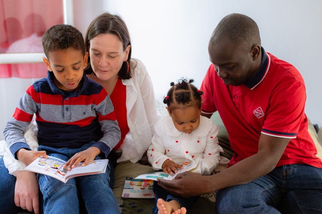 parents lisant des histoires à leurs enfants