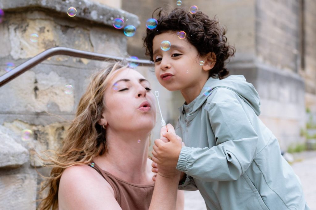 mère et fils faisant des bulles