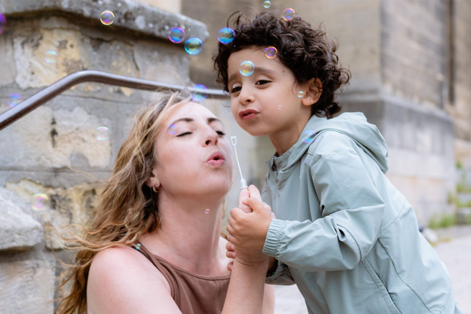mère et fils faisant des bulles
