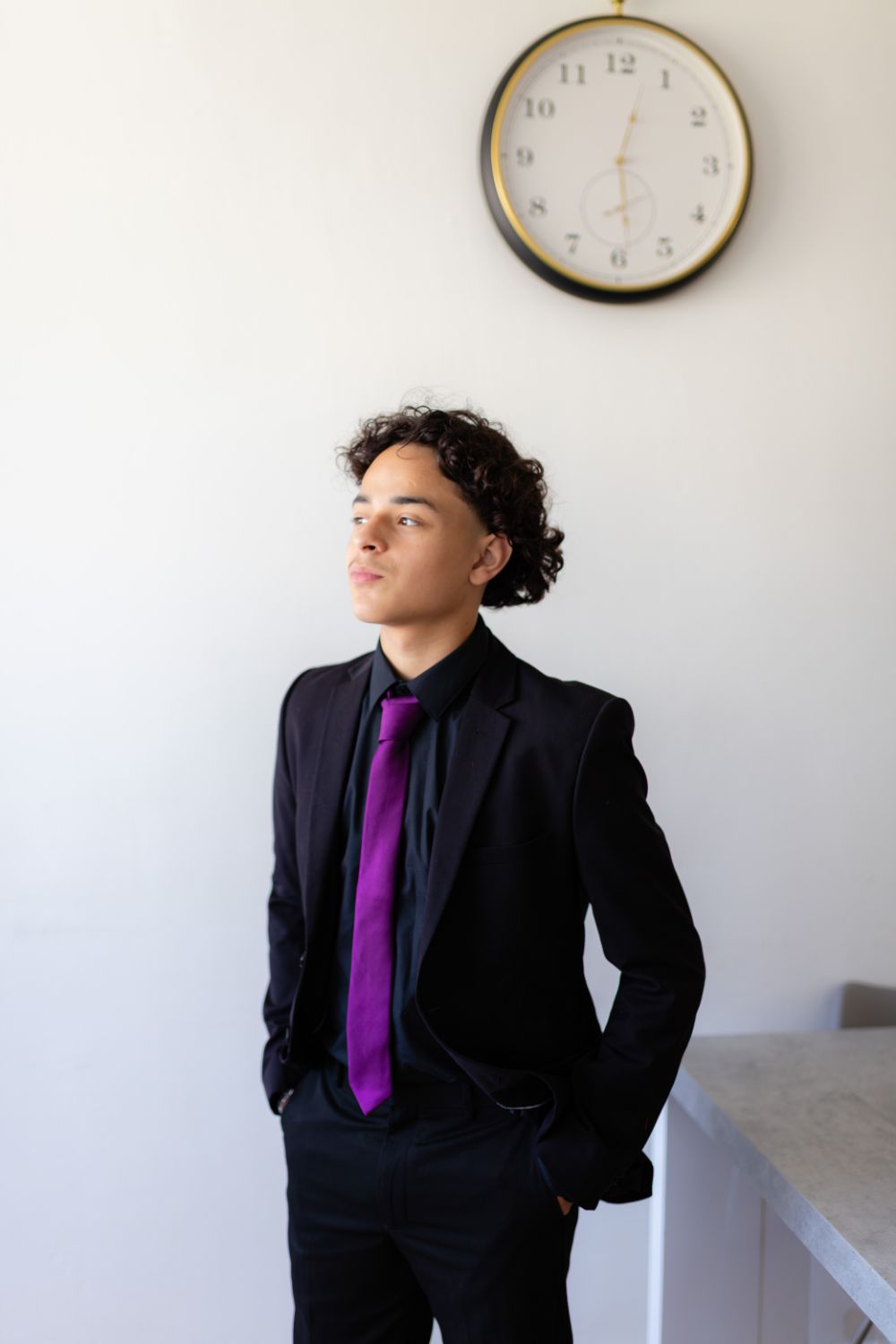 adolescent en costume